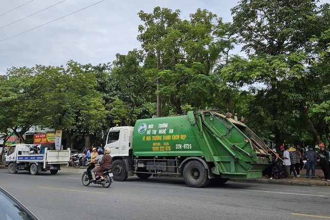 Tài xế ô tô mở cửa bất cẩn, cô gái văng ra giữa đường bị xe tải tông tử vong - Ảnh 1.