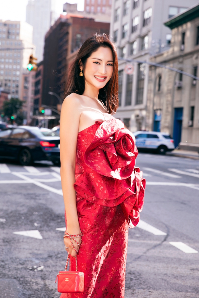 Dàn sao “phủ đỏ show Đỗ Mạnh Cường tại New York Fashion Week: Lan Ngọc - Hương Giang đọ sắc cùng Miss Universe 2022 - Ảnh 12.