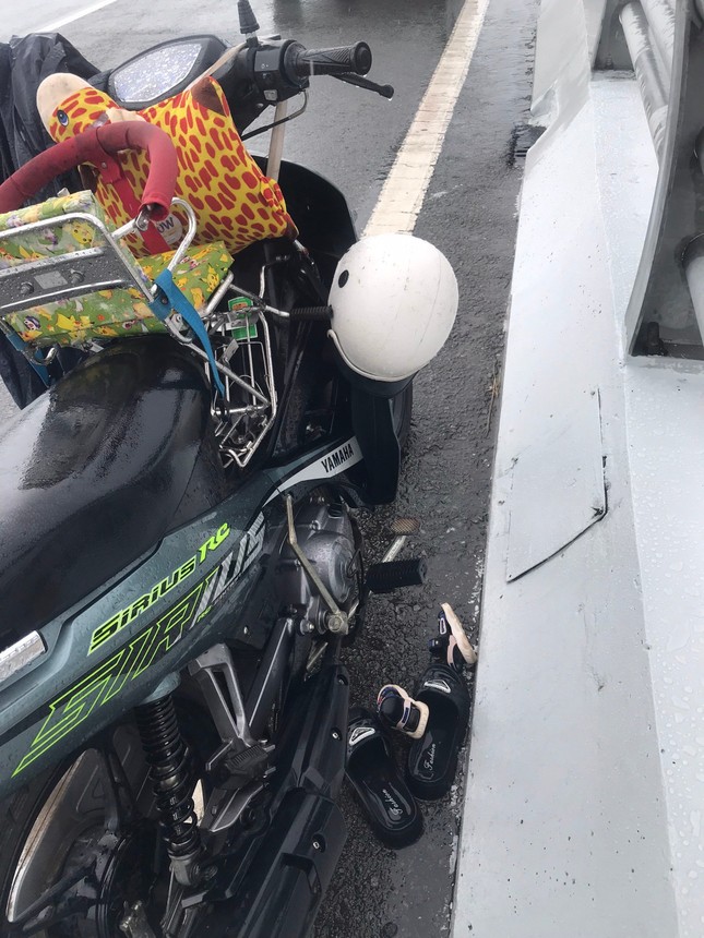 Tr&agrave; Vinh: Từ chiếc xe m&aacute;y bỏ lại, nghi vấn mẹ &ocirc;m con 2 tuổi nhảy cầu - Ảnh 1.