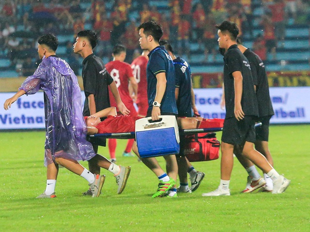 Tiền vệ ĐT Việt Nam va chạm mạnh trên sân phải đi cấp cứu - Ảnh 5.