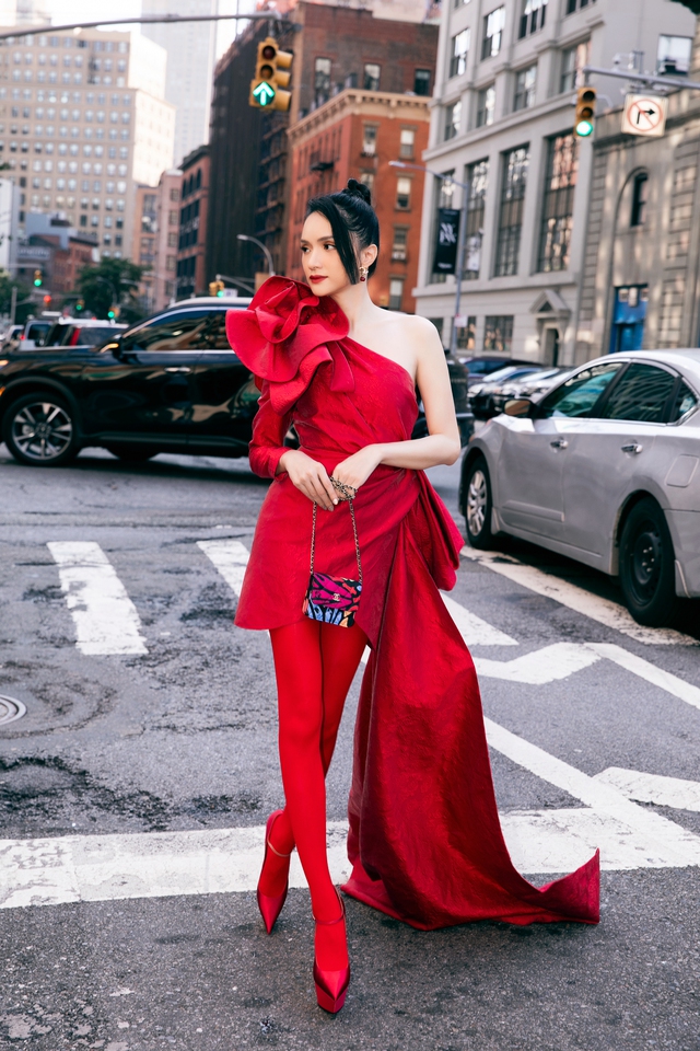 Dàn sao “phủ đỏ show Đỗ Mạnh Cường tại New York Fashion Week: Lan Ngọc - Hương Giang đọ sắc cùng Miss Universe 2022 - Ảnh 3.