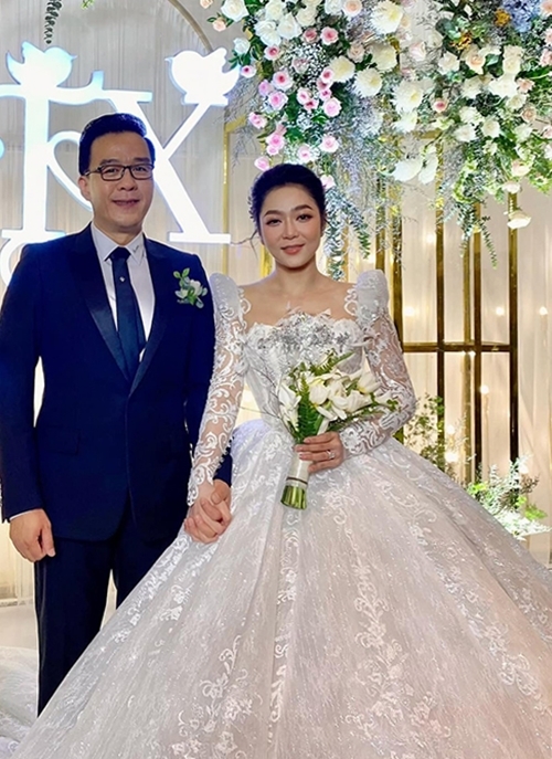 Hà Thanh Xuân chưa đăng ký kết hôn với Vua cá Koi, làm đám cưới hoành tráng sau 2 tháng gặp vì lý do bất ngờ - Ảnh 5.