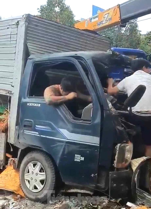 Giải cứu 2 người bị kẹt trong cabin xe tải biến dạng ở B&igrave;nh Dương - Ảnh 1.