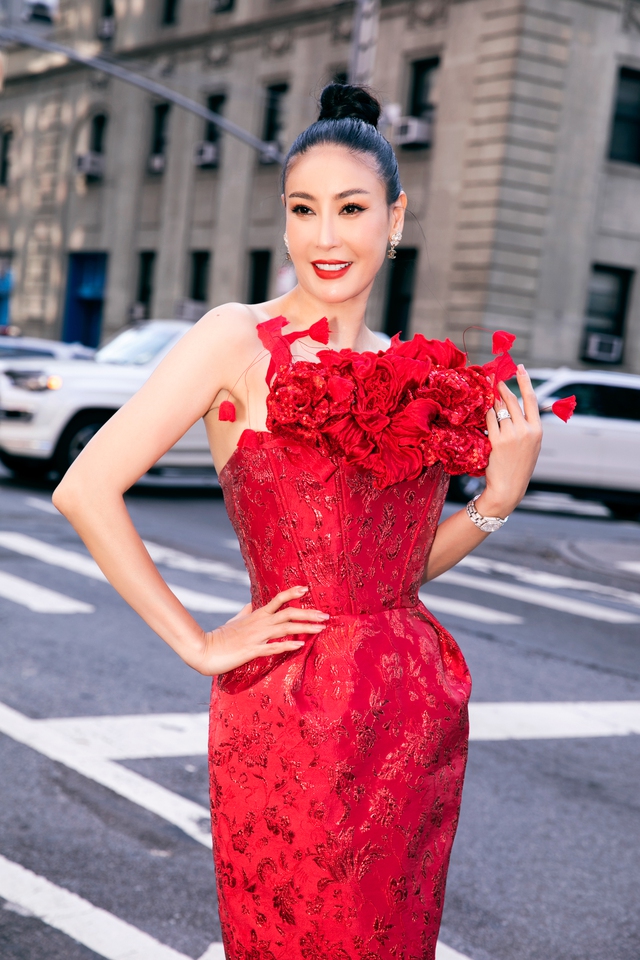 Dàn sao “phủ đỏ show Đỗ Mạnh Cường tại New York Fashion Week: Lan Ngọc - Hương Giang đọ sắc cùng Miss Universe 2022 - Ảnh 11.