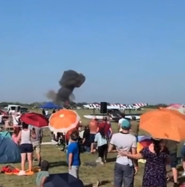 Khoảnh khắc máy bay lao xuống đất bốc cháy ngùn ngụt trước sự bàng hoàng của đám đông hàng ngàn người chứng kiến - Ảnh 3. Khoảnh khắc máy bay lao xuống đất bốc cháy ngùn ngụt trước sự bàng hoàng của đám đông hàng ngàn người chứng kiến - Ảnh 3.