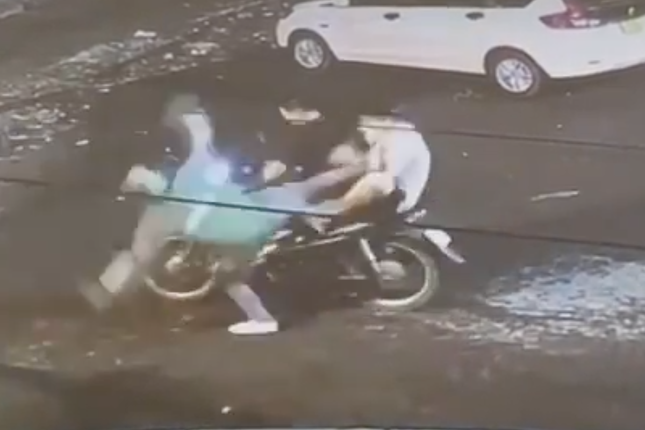 Bắt nóng hai thanh niên cướp xe máy của tài xế xe ôm ở TPHCM - Ảnh 3.