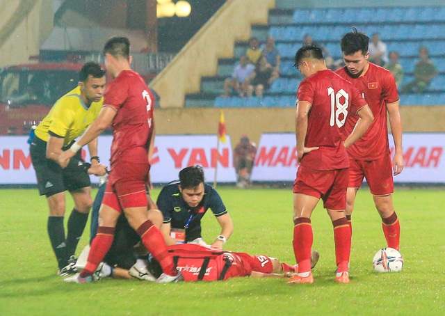 Tiền vệ ĐT Việt Nam va chạm mạnh trên sân phải đi cấp cứu - Ảnh 4.
