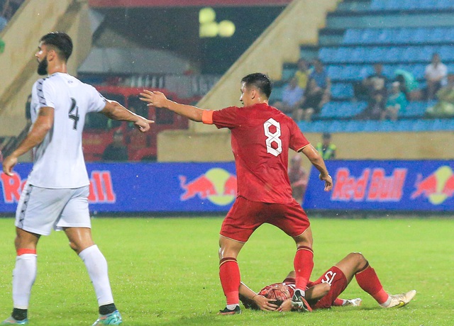 Tiền vệ ĐT Việt Nam va chạm mạnh trên sân phải đi cấp cứu - Ảnh 3.