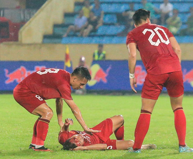 Tiền vệ ĐT Việt Nam va chạm mạnh trên sân phải đi cấp cứu - Ảnh 2.