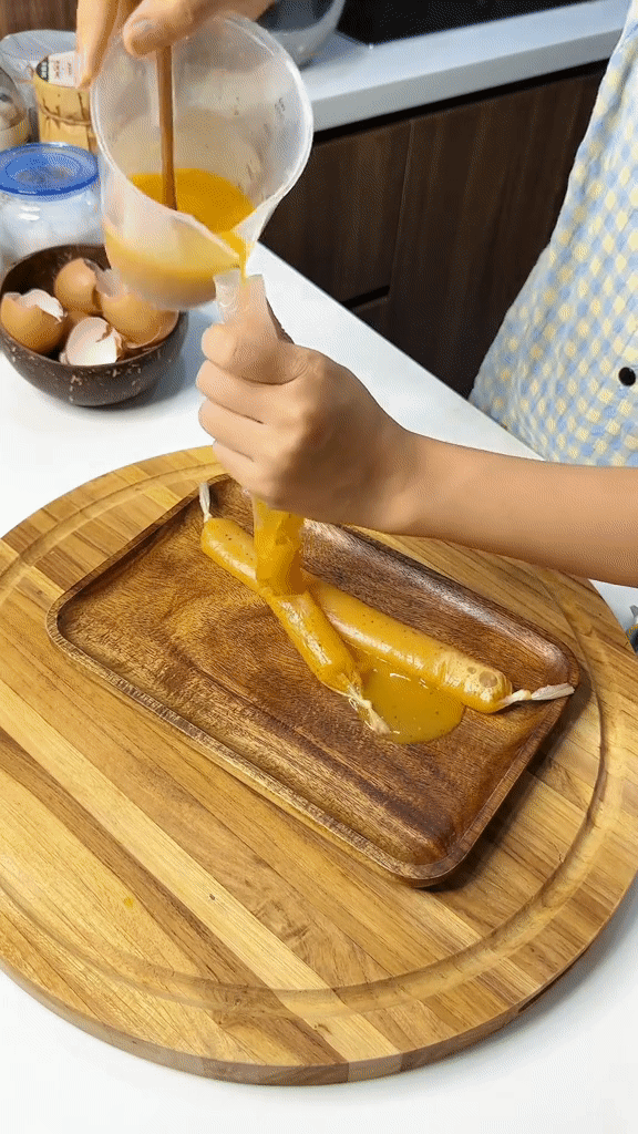 Món trứng gà nướng kiểu mới khiến ai cũng thi nhau bắt trend: hình dạng như cây xúc xích, cách làm cũng vô cùng kỳ công - Ảnh 6.