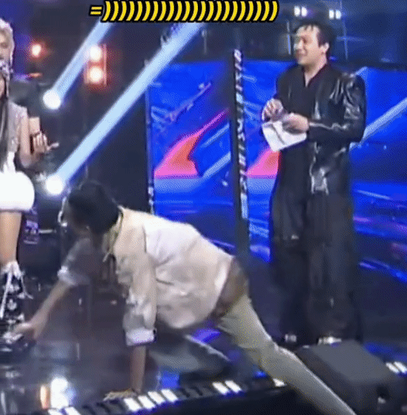 Pha leo l&ecirc;n s&acirc;n khấu để đời của JustaTee, vợ ở nh&agrave; c&oacute; h&agrave;nh động ghi lại bằng chứng - Ảnh 1.