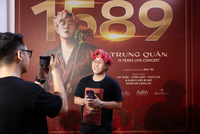 Khác hẳn với Hoàng Thuỳ Linh, Trung Quân Idol hát live ngay tại họp báo concert kỉ niệm 15 năm ca hát - Ảnh 1.
