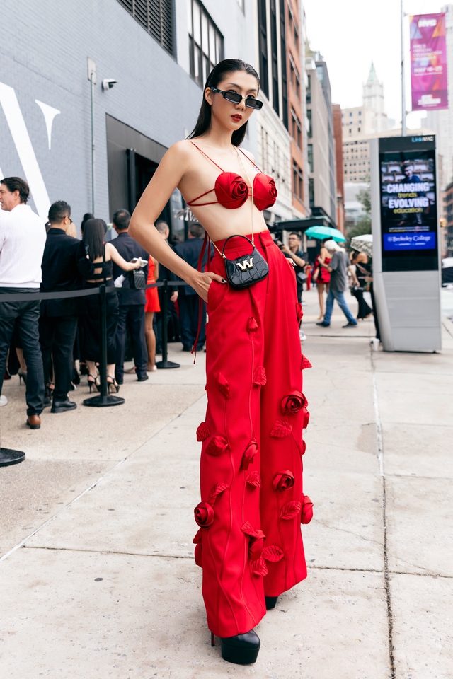 Dàn sao “phủ đỏ show Đỗ Mạnh Cường tại New York Fashion Week: Lan Ngọc - Hương Giang đọ sắc cùng Miss Universe 2022 - Ảnh 8.