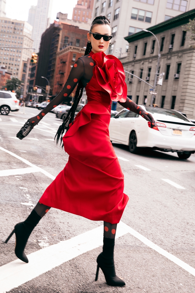 Dàn sao “phủ đỏ show Đỗ Mạnh Cường tại New York Fashion Week: Lan Ngọc - Hương Giang đọ sắc cùng Miss Universe 2022 - Ảnh 7.