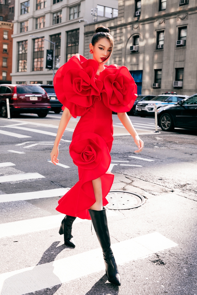 Dàn sao “phủ đỏ show Đỗ Mạnh Cường tại New York Fashion Week: Lan Ngọc - Hương Giang đọ sắc cùng Miss Universe 2022 - Ảnh 6.