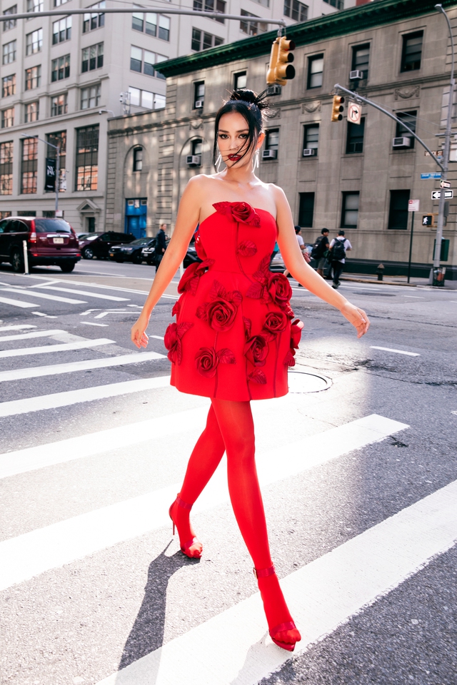Dàn sao “phủ đỏ show Đỗ Mạnh Cường tại New York Fashion Week: Lan Ngọc - Hương Giang đọ sắc cùng Miss Universe 2022 - Ảnh 4.