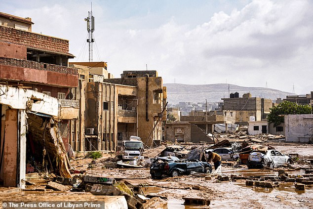 Loạt ảnh cho thấy mức độ càn quét kinh hoàng của lũ lụt khiến thành phố Derna bị tàn phá, 2.000 người nghi thiệt mạng - Ảnh 8.