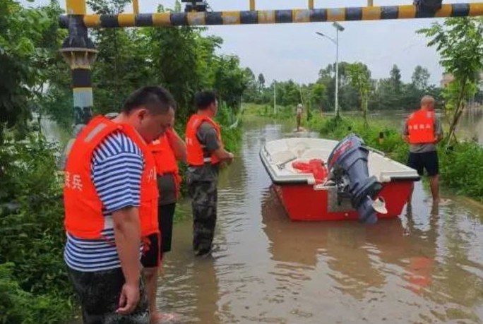 Cá sấu sổng chuồng hàng loạt sau mưa lũ ở Trung Quốc