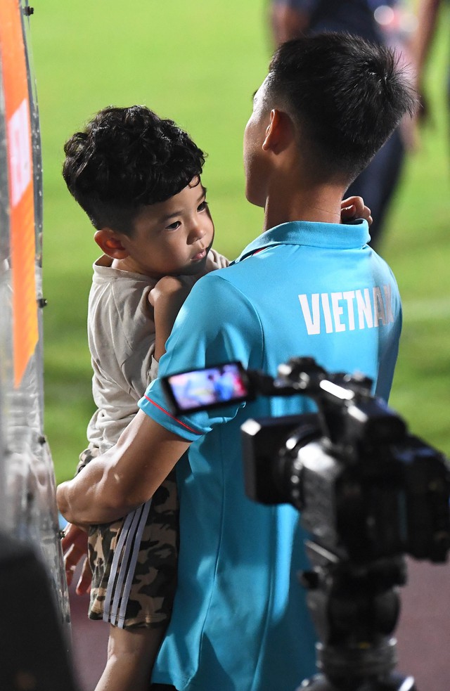 Vợ và con trai xuống sân ăn mừng cùng Đỗ Hùng Dũng sau chiến thắng của ĐT Việt Nam - Ảnh 2.