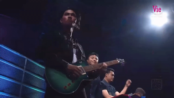 Danh t&iacute;nh anh đ&aacute;nh guitar &ldquo;hớp hồn&rdquo; netizen ở Rap Việt: Bạn th&acirc;n wokeup, đang học ở Mỹ bỏ về l&agrave;m nhạc - Ảnh 3.
