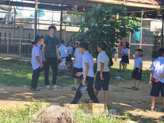 Vụ phụ huynh chê trường mới: Nhiều em tới trường nhưng không dám vào vì sợ cha mẹ - Ảnh 2.