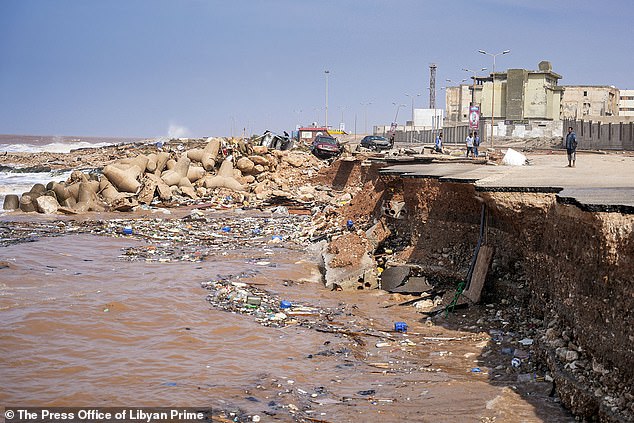Loạt ảnh cho thấy mức độ càn quét kinh hoàng của lũ lụt khiến thành phố Derna bị tàn phá, 2.000 người nghi thiệt mạng - Ảnh 5.