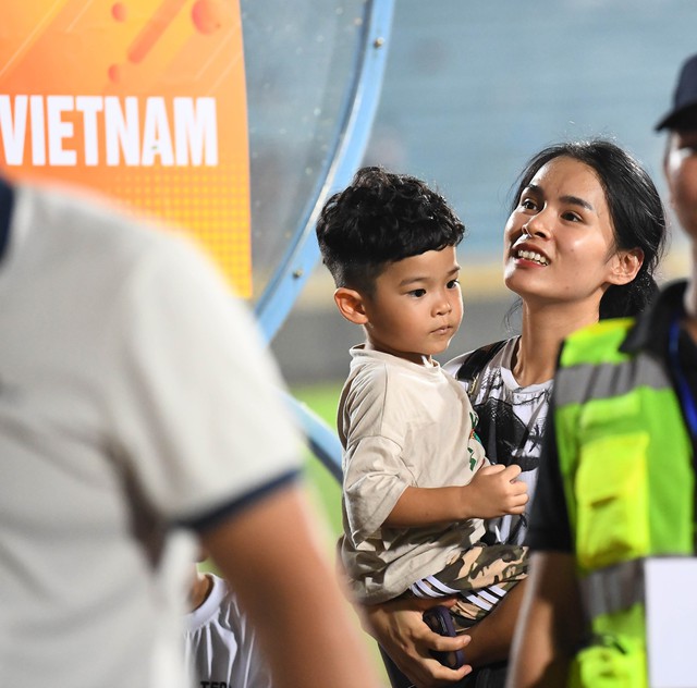 Vợ và con trai xuống sân ăn mừng cùng Đỗ Hùng Dũng sau chiến thắng của ĐT Việt Nam - Ảnh 6.