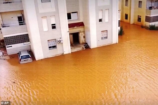 Loạt ảnh cho thấy mức độ càn quét kinh hoàng của lũ lụt khiến thành phố Derna bị tàn phá, 2.000 người nghi thiệt mạng - Ảnh 3.