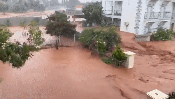 Loạt ảnh cho thấy mức độ càn quét kinh hoàng của lũ lụt khiến thành phố Derna bị tàn phá, 2.000 người nghi thiệt mạng - Ảnh 2.