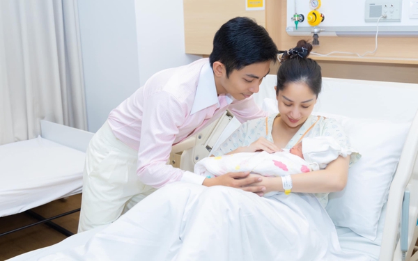 Phan Hiển không kìm được nước mắt khi Khánh Thi sinh con - Ảnh 1.