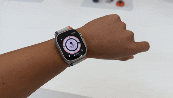 Cận cảnh Apple Watch Ultra 2 tại sự kiện ra mắt: Vẫn đẹp sang, cử chỉ &ldquo;bấm ng&oacute;n tay&rdquo; qu&aacute; tiện - Ảnh 8.
