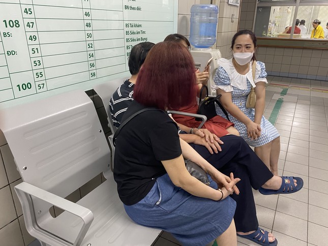 Vụ cháy chung cư mini ở Hà Nội: Con gái gọi điện thoại, không nghĩ còn hy vọng - Ảnh 1.