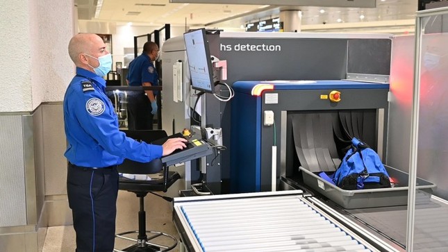 Lý do khách phải bỏ laptop ra ngoài khi soi chiếu an ninh ở sân bay - Ảnh 1.