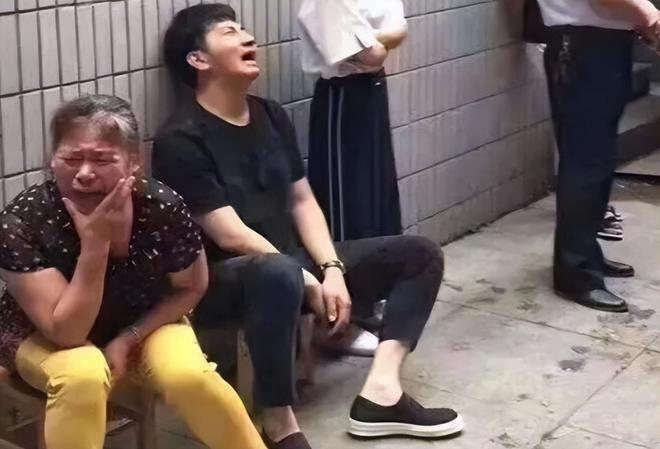 Để c&oacute; tiền trả nợ, bảo mẫu ph&oacute;ng hỏa đốt nh&agrave; gia chủ v&agrave; những ho&agrave;i nghi xung quanh người sống s&oacute;t duy nhất - Ảnh 3.