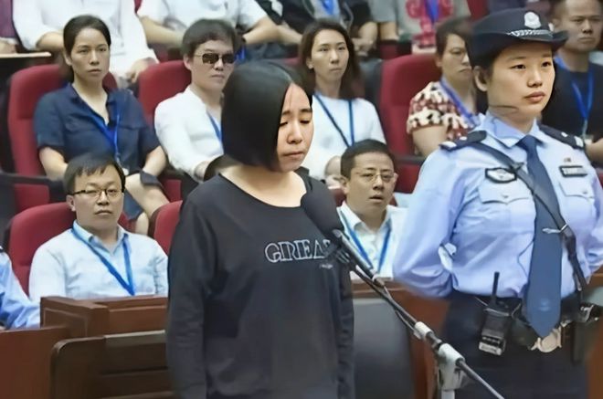 Để c&oacute; tiền trả nợ, bảo mẫu ph&oacute;ng hỏa đốt nh&agrave; gia chủ v&agrave; những ho&agrave;i nghi xung quanh người sống s&oacute;t duy nhất - Ảnh 2.