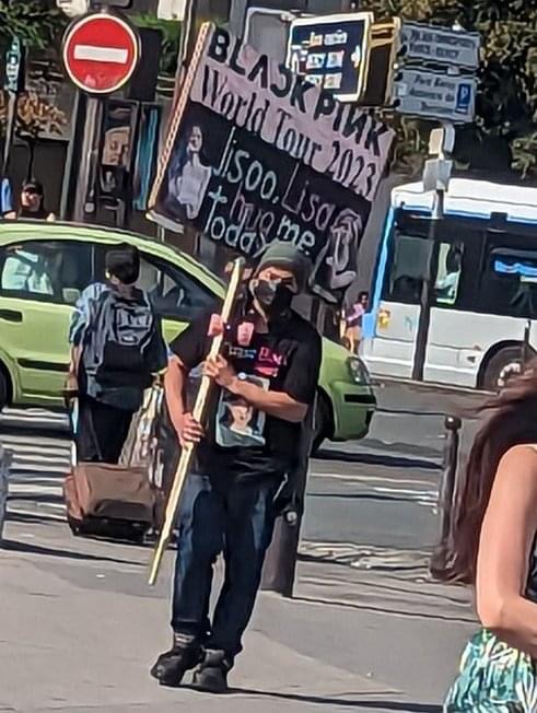 Một kh&aacute;n giả mặc &aacute;o h&igrave;nh Jennie, cầm banner BLACKPINK đến concert của TWICE khiến d&acirc;n mạng ngao ng&aacute;n - Ảnh 1.