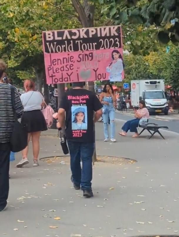 Một kh&aacute;n giả mặc &aacute;o h&igrave;nh Jennie, cầm banner BLACKPINK đến concert của TWICE khiến d&acirc;n mạng ngao ng&aacute;n - Ảnh 2.