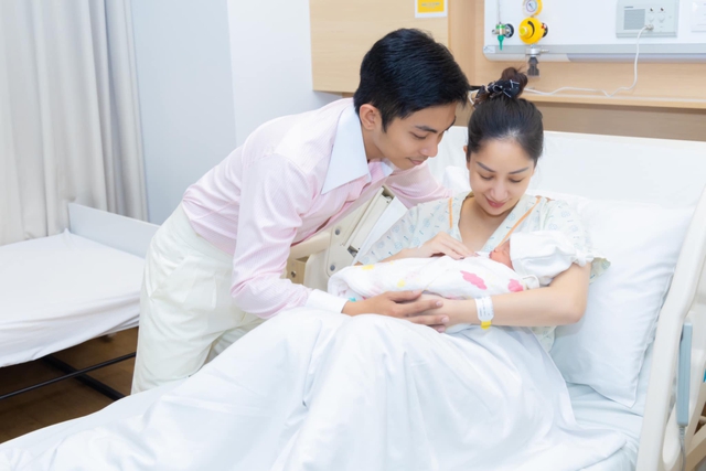 Xúc động hình ảnh bé Anna túc trực bên Khánh Thi lúc vượt cạn, Kubi cổ vũ mẹ cố lên - Ảnh 4.