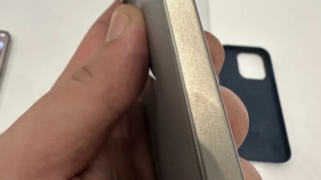 Chỉ vừa cầm tr&ecirc;n tay v&agrave;i ph&uacute;t, t&ocirc;i quyết định phải mua ngay iPhone 15 Pro: Thay đổi n&agrave;y đ&uacute;ng l&agrave; cực kỳ đ&aacute;ng tiền! - Ảnh 2.