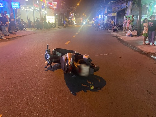 Hình ảnh dựng lại hiện trường vụ người mẹ gõ cửa từng nhà tìm nguyên nhân cái chết của con - Ảnh 1.