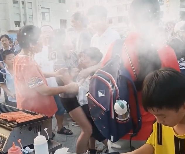 Cha mẹ ly h&ocirc;n gi&agrave;nh giật con ngay trước cổng trường: Đừng nh&acirc;n danh t&igrave;nh y&ecirc;u để tổn thương con trẻ - Ảnh 2.