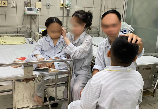 Gia đình 5 người thoát chết sau vụ cháy chung cư - Ảnh 1.