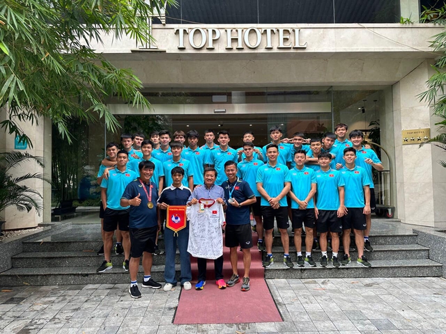 U23 Việt Nam gặp gỡ người hùng cứu 10 người trong vụ cháy ở Hà Nội, tặng áo để làm từ thiện - Ảnh 1.