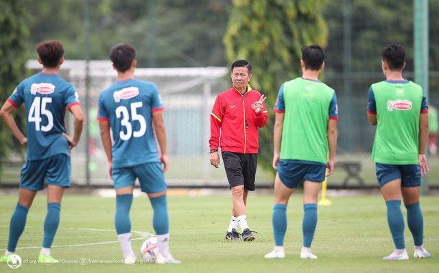 HLV Hoàng Anh Tuấn không muốn cầu thủ trẻ bị áp lực tại Asiad 19 - Ảnh 1.