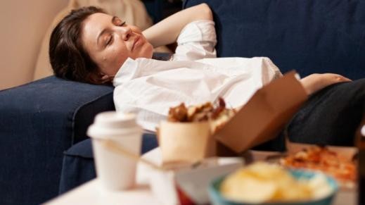 Vừa ăn no tuyệt đối không làm những việc này kẻo tổn thương dạ dày, mắc nhiều bệnh nguy hiểm - Ảnh 2.