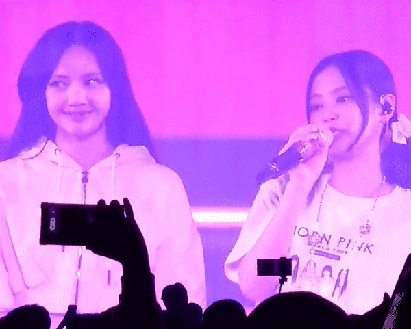 Lisa bị Jennie “mắng ngay trên sân khấu, có động thái khiến fan xúc động giữa tin đồn rời YG - Ảnh 7.