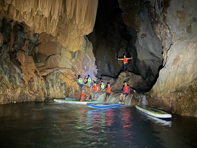 Hang động tráng lệ trên đỉnh Trường Sơn vừa phát hiện đã bị xâm hại thô bạo - Ảnh 2.