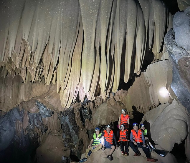 Hang động tráng lệ trên đỉnh Trường Sơn vừa phát hiện đã bị xâm hại thô bạo - Ảnh 1.