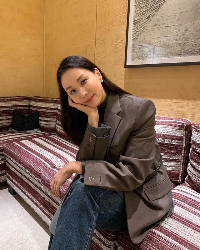 Bà xã Jang Dong Gun gây sốt khi chung khung hình với Jisoo (BLACKPINK), nhan sắc thật ở tuổi 50 ra sao? - Ảnh 4.