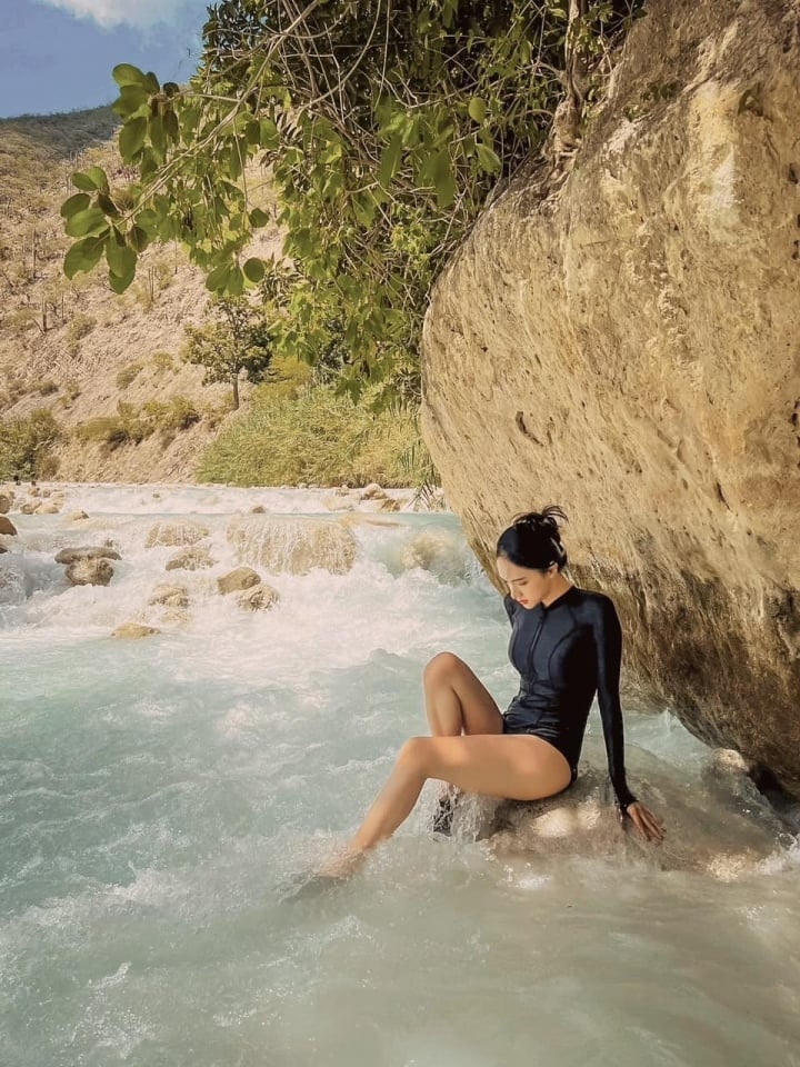 Hương Giang diện áo tắm khoe chân dài, eo thon giữa vùng núi Mexico - Ảnh 6.